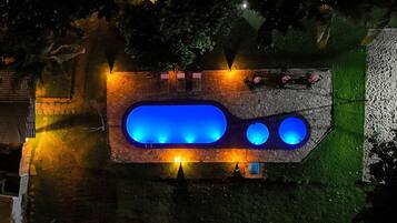 3 piscinas externas, guarda-sóis, espreguiçadeiras