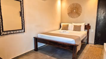 Phòng Suite Tiêu chuẩn, 1 giường đôi | Minibar, két bảo mật tại phòng, trang trí khác biệt, màn/rèm cản sáng
