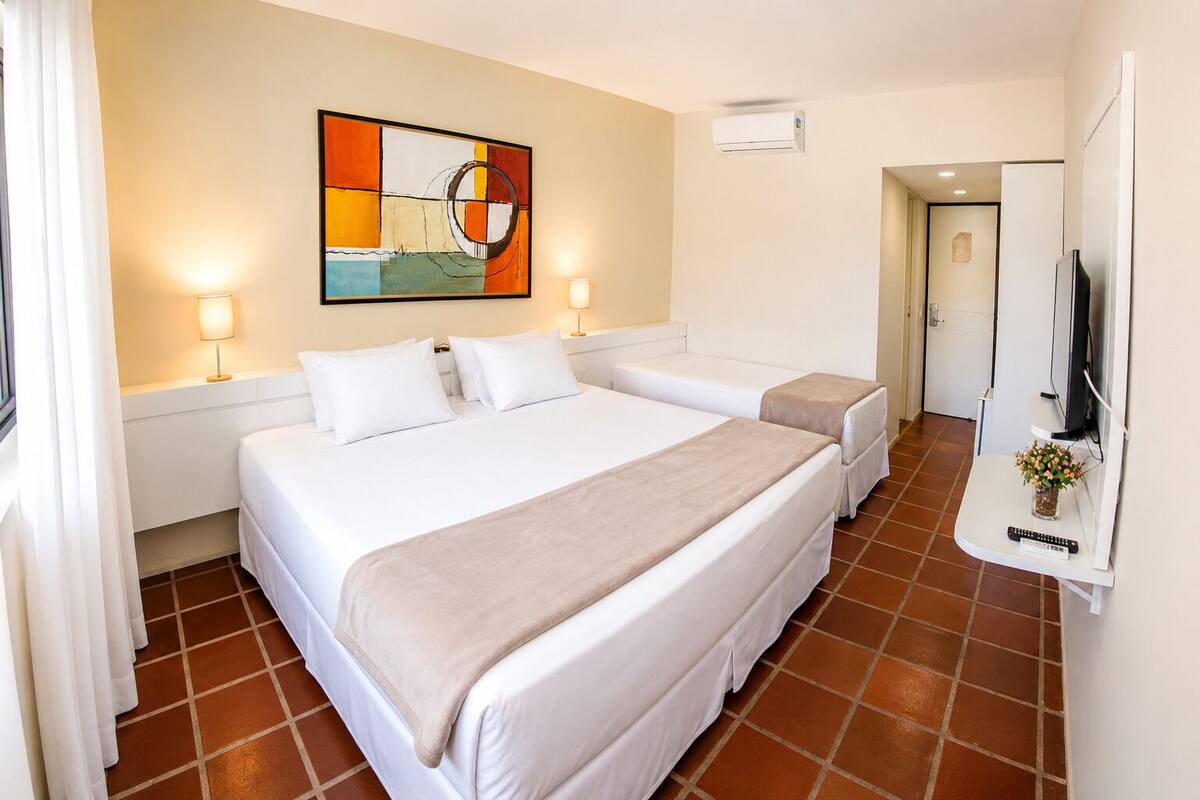 Minibar, caja de seguridad en la habitación, wifi gratis y ropa de cama 