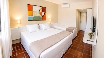 Habitación triple estándar | Minibar, caja fuerte, wifi gratis y ropa de cama