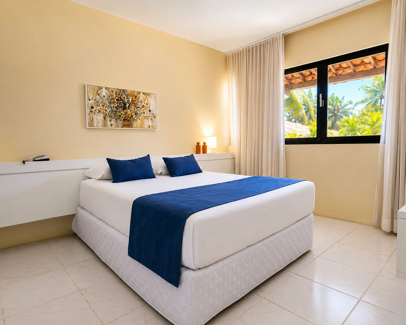 Quarto de hotel bem arrumado com cama, um quadro na parede, janela com cortinas e vista para palmeiras.