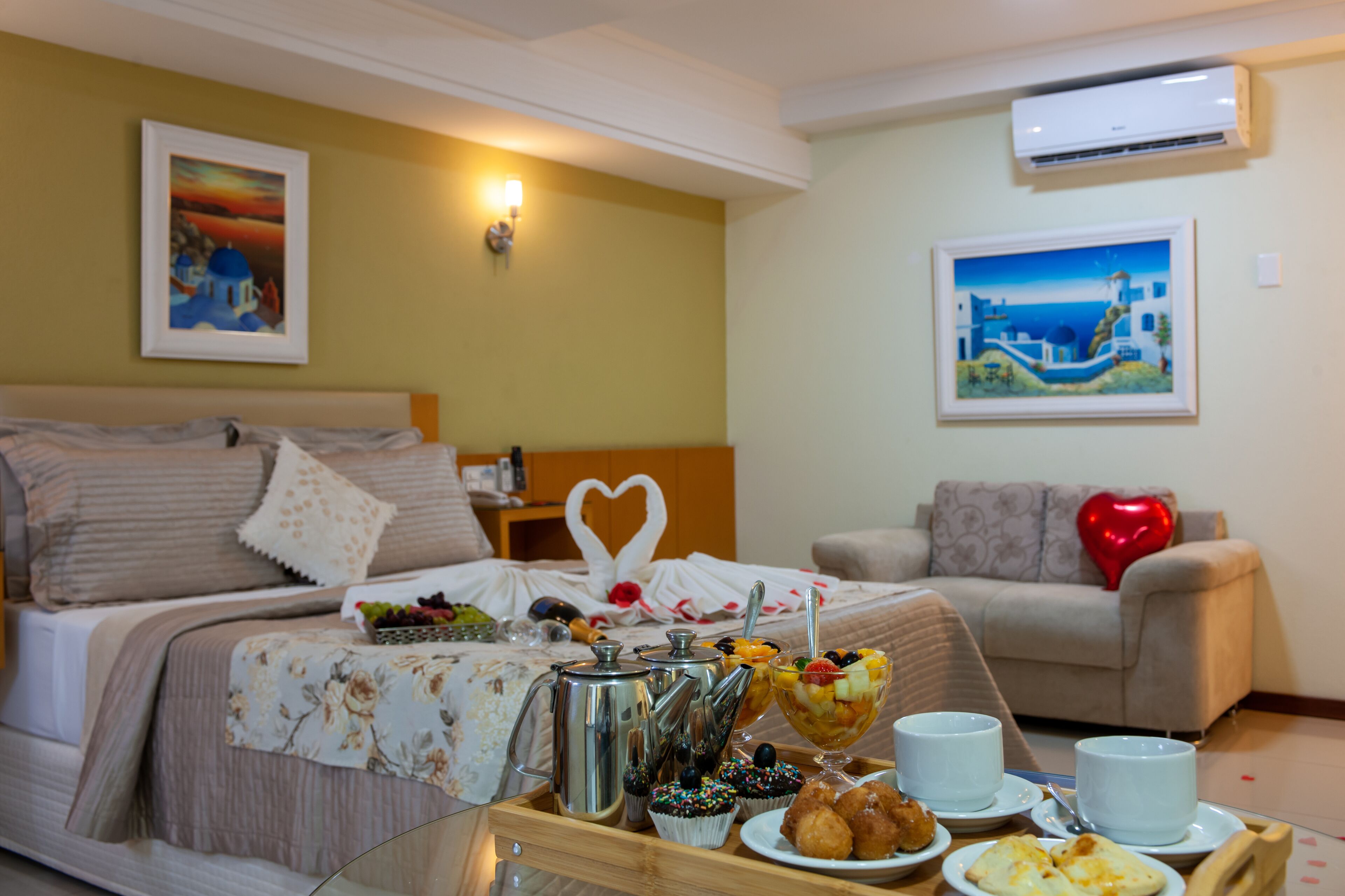 Quarto duplo luxo | Frigobar, cofres nos quartos, individualmente decorados