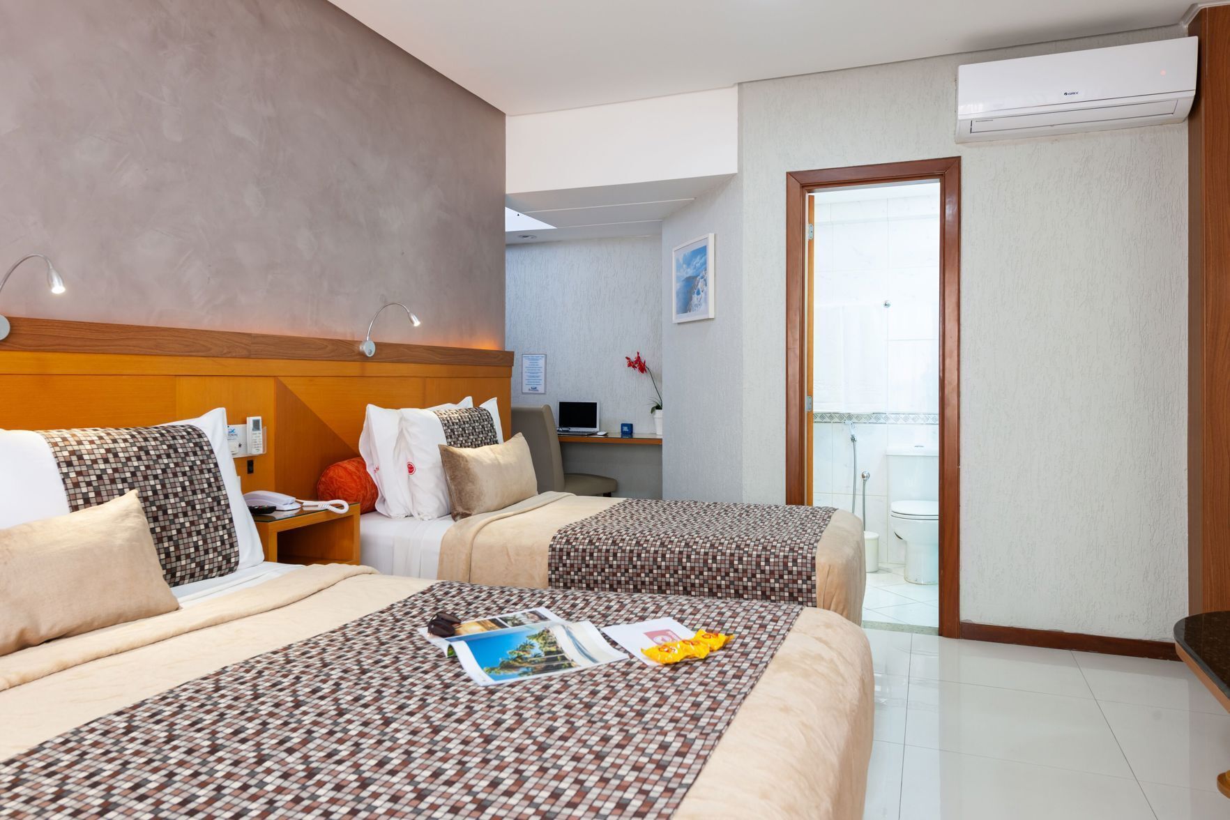 Minibar, caja de seguridad en la habitación y decoración personalizada 