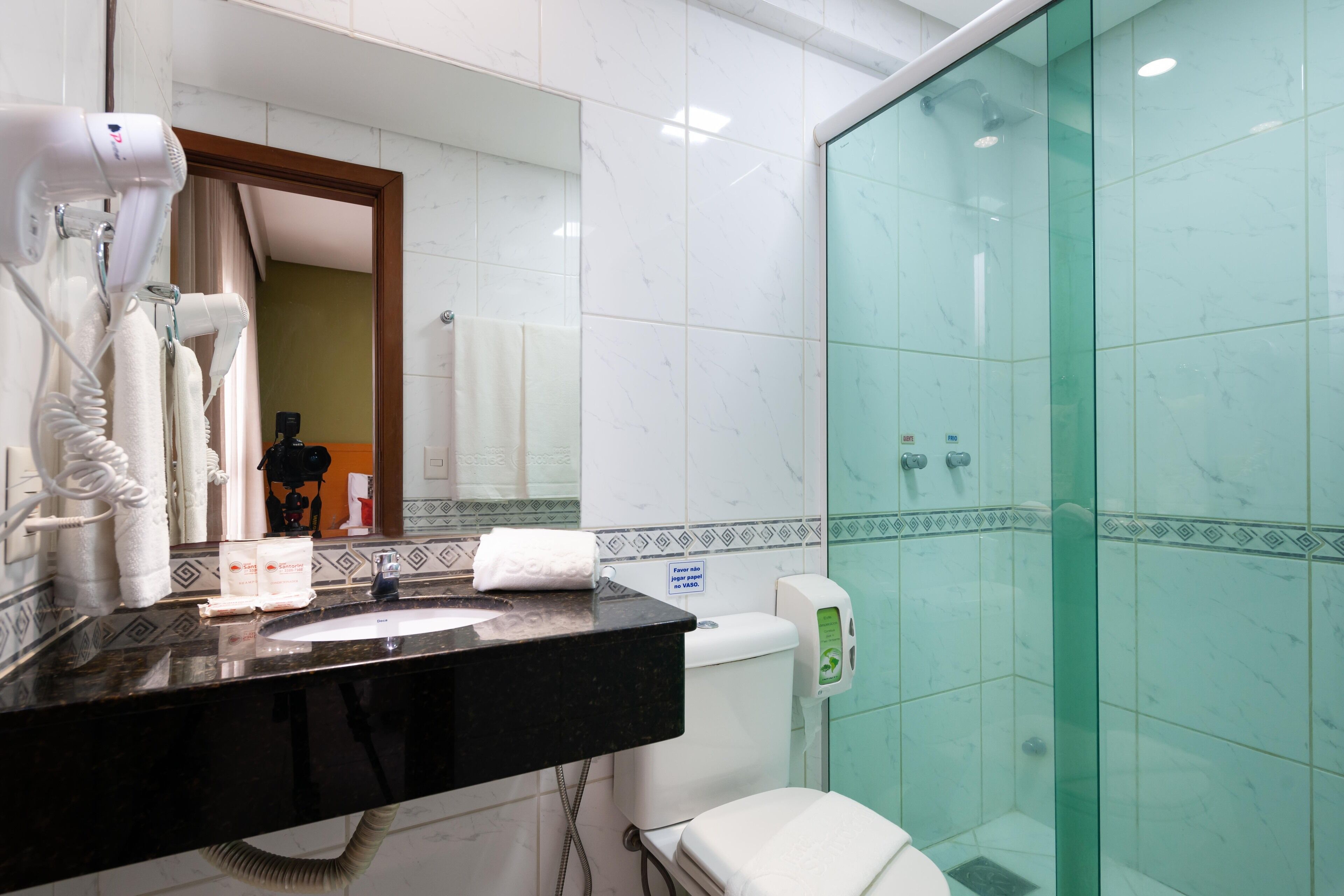 quarto triplo standard twin | bathroom | shower, free toiletries, hair dryer, towels