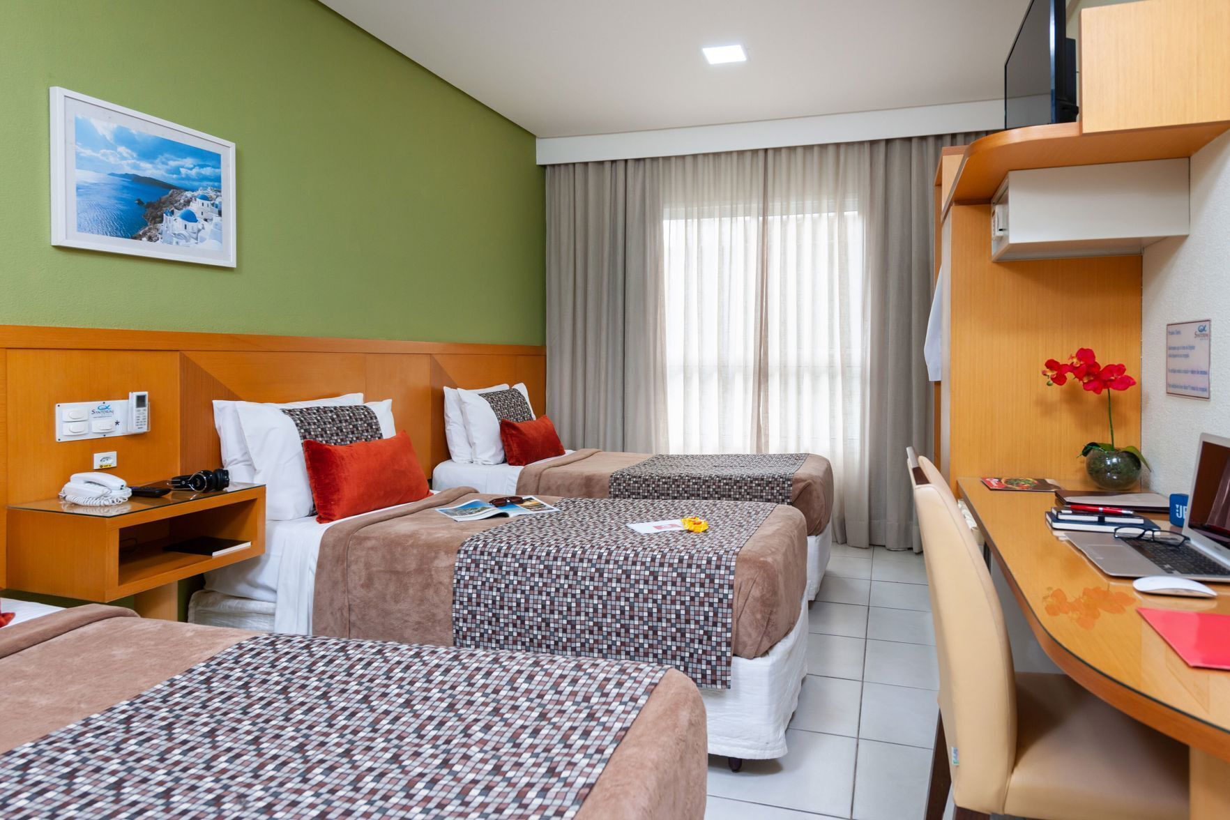 Minibar, värdeförvaringsskåp på rummet och individuell inredning