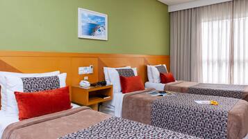 Quarto Triplo Standard Twin | Frigobar, cofres nos quartos, individualmente decorados