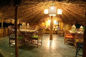 Phục vụ bữa sáng, bữa trưa, bữa tối, món ăn Brazil 