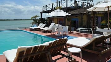 Piscine extérieure, chaises longues