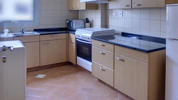 Full-size fridge, microwave, stovetop, coffee/tea maker