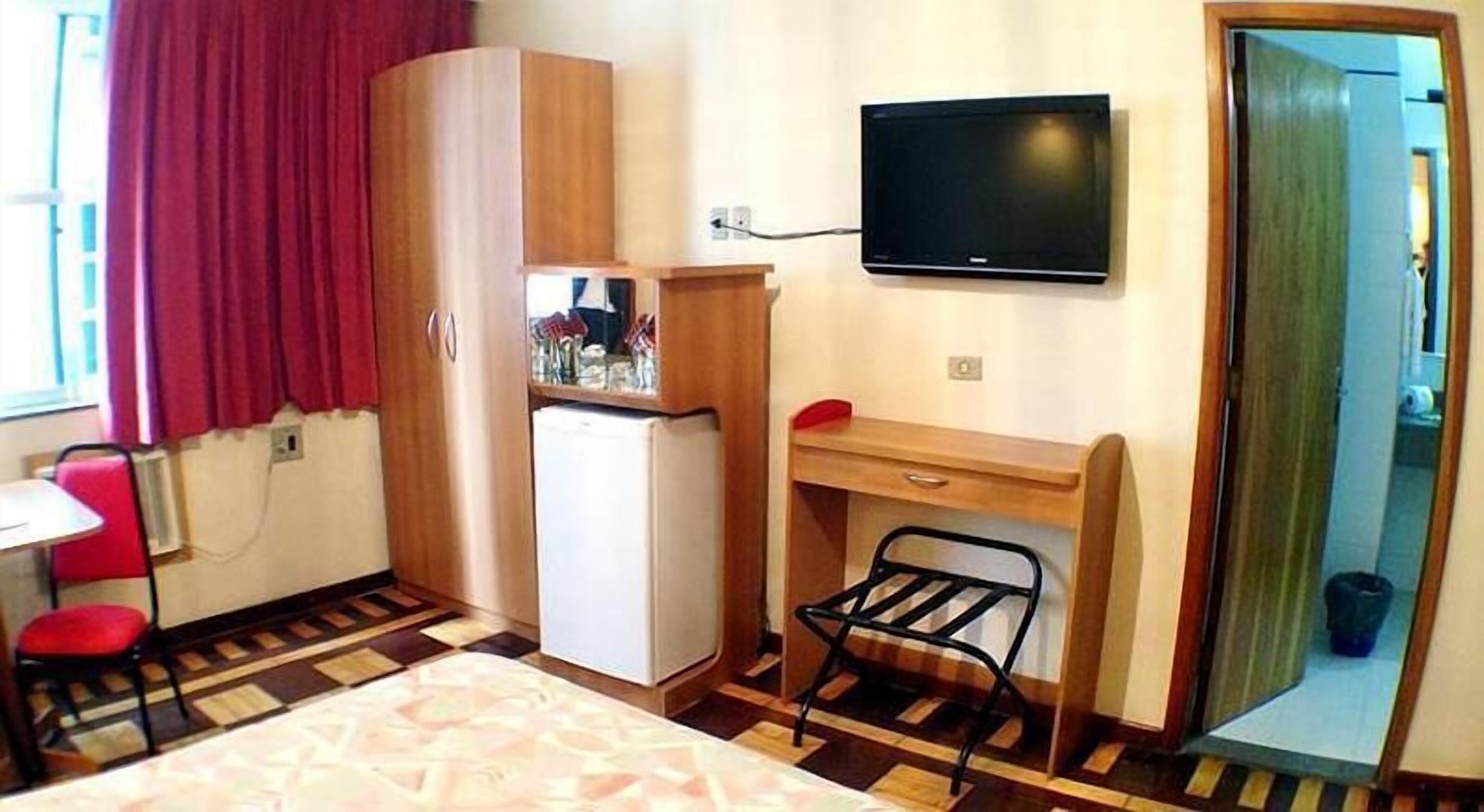 Minibar, escritorio, cortinas blackout y ropa de cama 