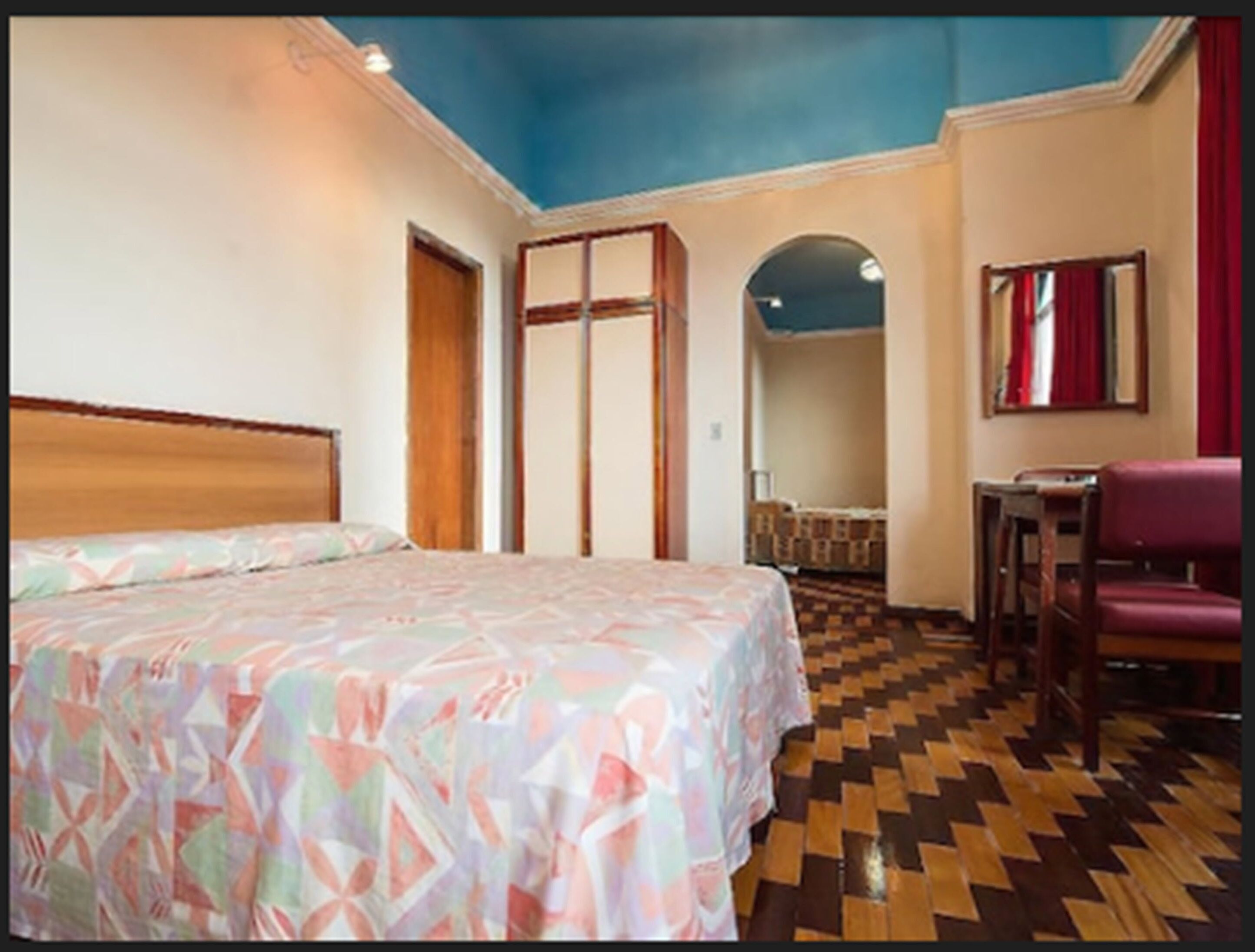 Minibar, escritorio, cortinas blackout y ropa de cama 