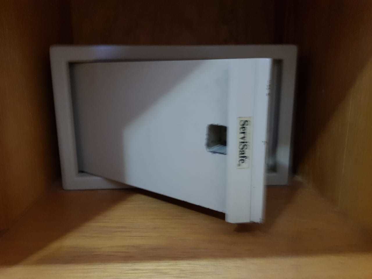 Een houten kast met een wit voorwerp erin.