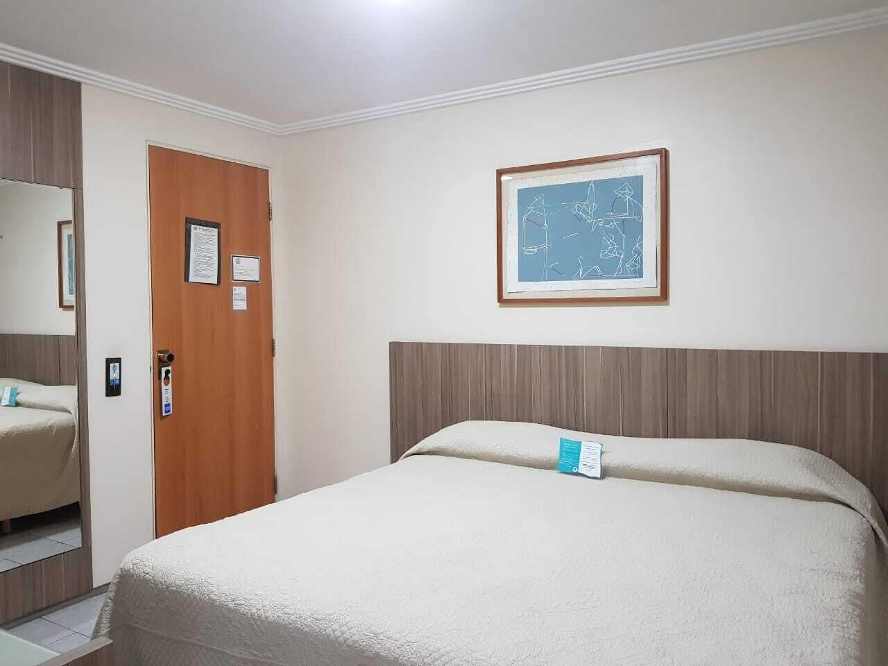 Minibar, brankas, meja kerja, dan tirai kedap cahaya