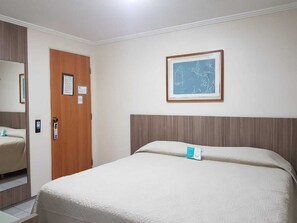 มินิบาร์, ตู้นิรภัยในห้องพัก, โต๊ะทำงาน, ผ้าม่านกันแสง