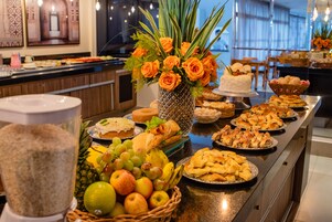 Café da manhã com buffet grátis todos os dias