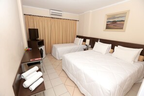 Standard Triple Room | Peralatan tempat tidur premium, bar mini, peti besi dalam bilik, meja 