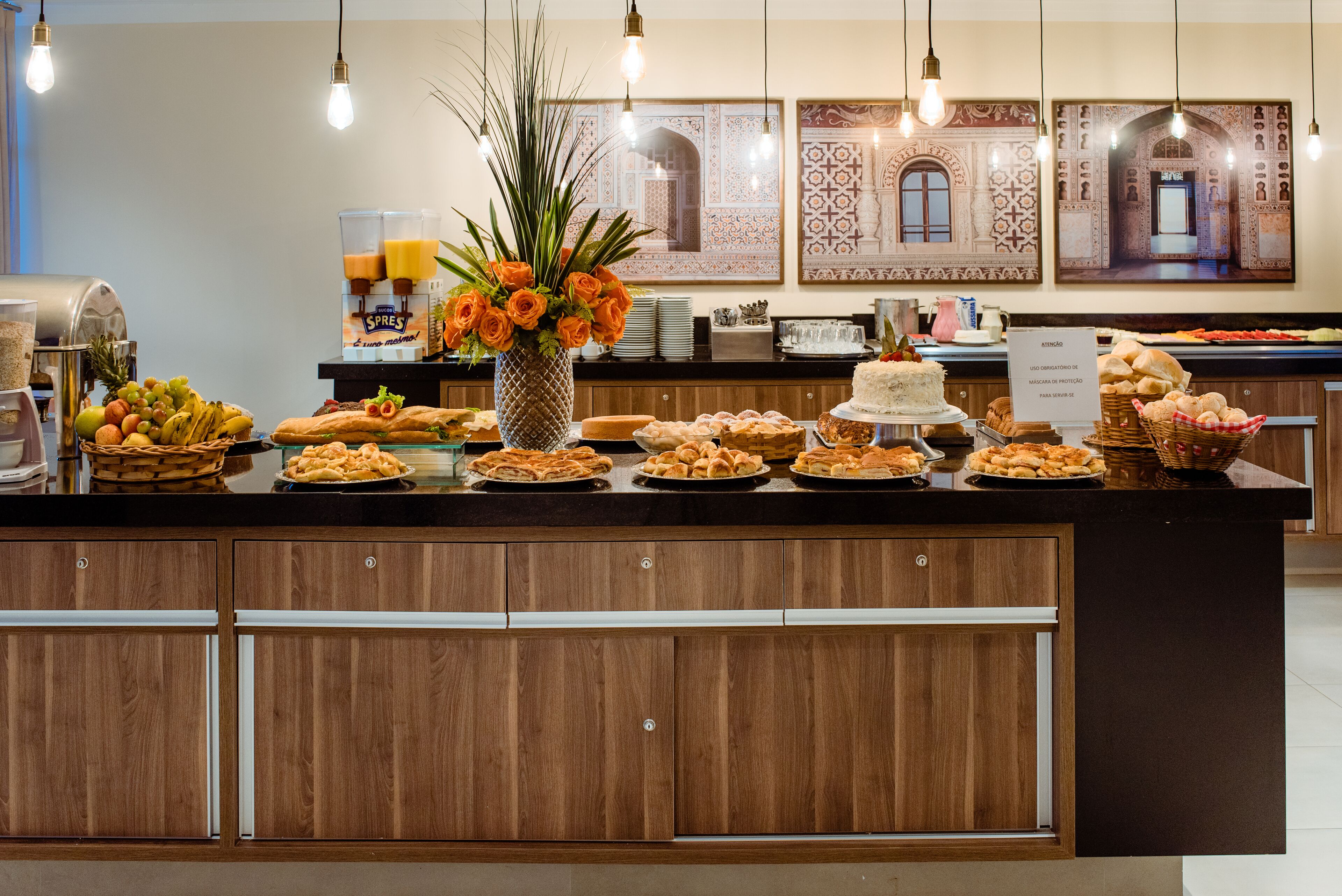 Ein Buffet mit verschiedenen Speisen und einer Kaffeestation.