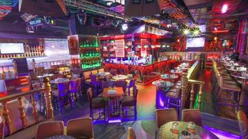 4 bars/lounges, pub