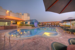 Outdoor pool, sun loungers - Fortune Grand Hotel (Dubai)