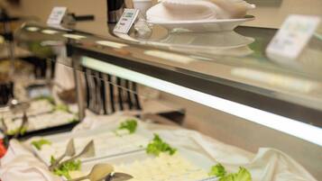 Phục vụ bữa sáng và bữa tối, món ăn mang phong cách quốc tế