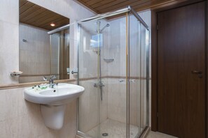 Standard Room (Free Sauna & Steam Bath) | Bathroom | Shower, free toiletries, hair dryer, towels - Hotel Mura (Bansko)