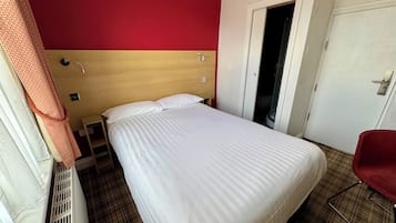 Chambre Double Standard | Bureau, fer et planche à repasser, Wi-Fi gratuit, draps fournis