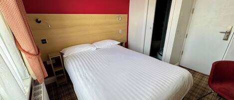 Habitación doble estándar | Escritorio, tabla de planchar con plancha, wifi gratis y ropa de cama