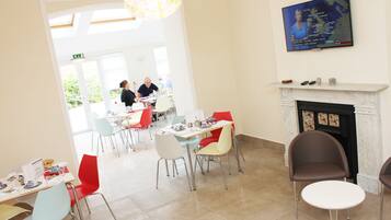Petit déjeuner complet servi les week-ends (9 GBP par personne)