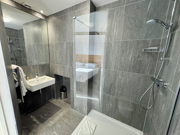 Superior-Doppel- oder -Zweibettzimmer | Badezimmer | Kostenlose Toilettenartikel, Haartrockner, Handtücher, Seife