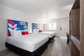 In-room safe, desk, laptop workspace, free cribs/infant beds - Howard Johnson by Wyndham Orlando Lake Buena Vista South (Kissimmee)