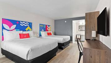 Habitación, 2 camas Queen size, para no fumadores | Caja de seguridad en la habitación y escritorio