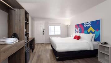 Pengeskab på værelset, skrivebord, arbejdsområde til bærbare computere