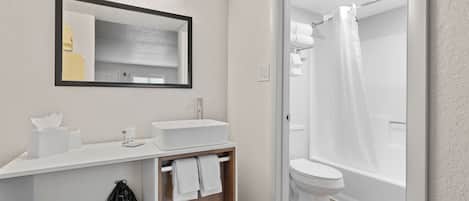 Habitación, 1 cama King size, para no fumadores | Baño | Tina con regadera, secadora de cabello, toallas