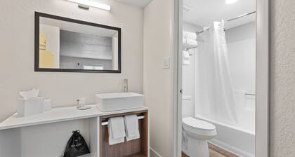 Howard Johnson by Wyndham Orlando Lake Buena Vista South