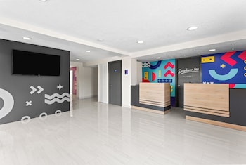 Reception area at Howard Johnson by Wyndham Orlando Lake Buena Vista South