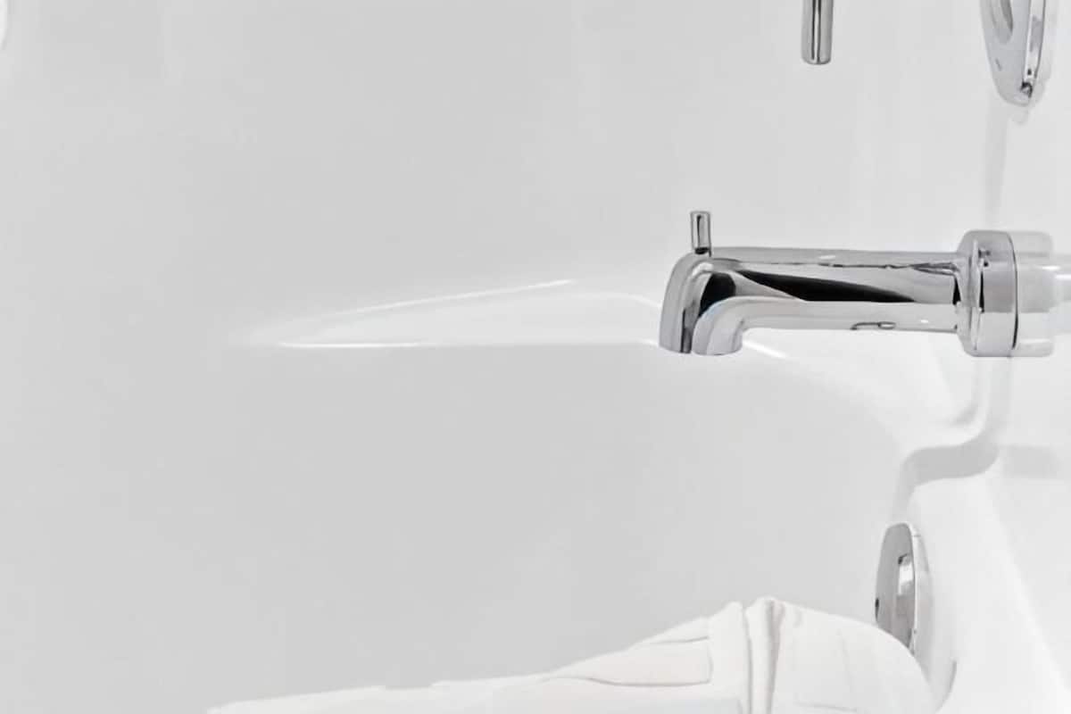 Bañera con ducha, secador de pelo, toallas