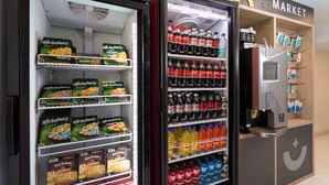Un distributeur automatique de collations et de boissons.