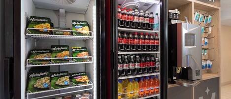 Una macchina distributrice di snack e bevande.