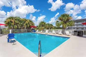 Pool (outdoor) at Howard Johnson by Wyndham Orlando Lake Buena Vista South