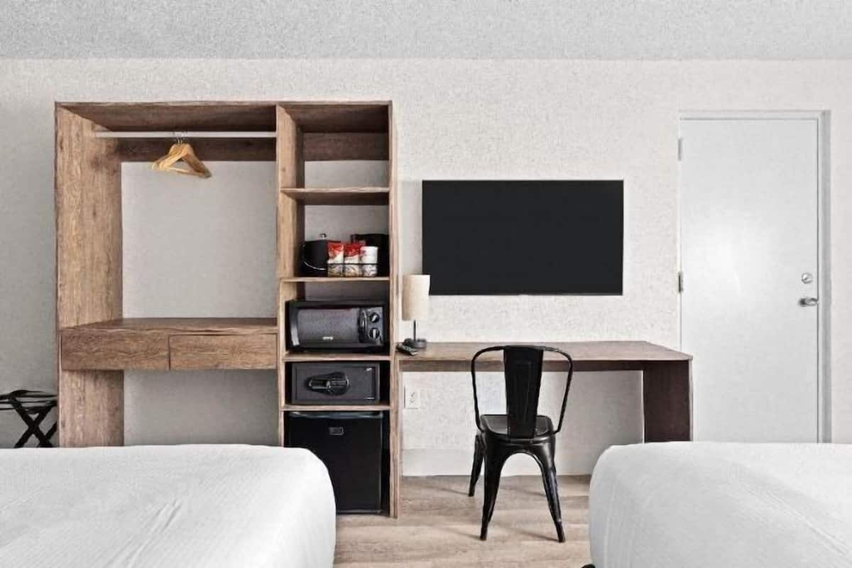 Caja de seguridad en la habitación y escritorio