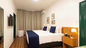 Tweepersoonskamer, 1 tweepersoonsbed | Een minibar, een kluis op de kamer, een bureau, verduisterende gordijnen