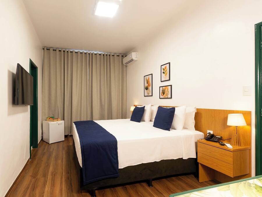 Dobbeltrom, 1 dobbeltseng | Minibar, safe på rommet, skrivebord og blendingsgardiner