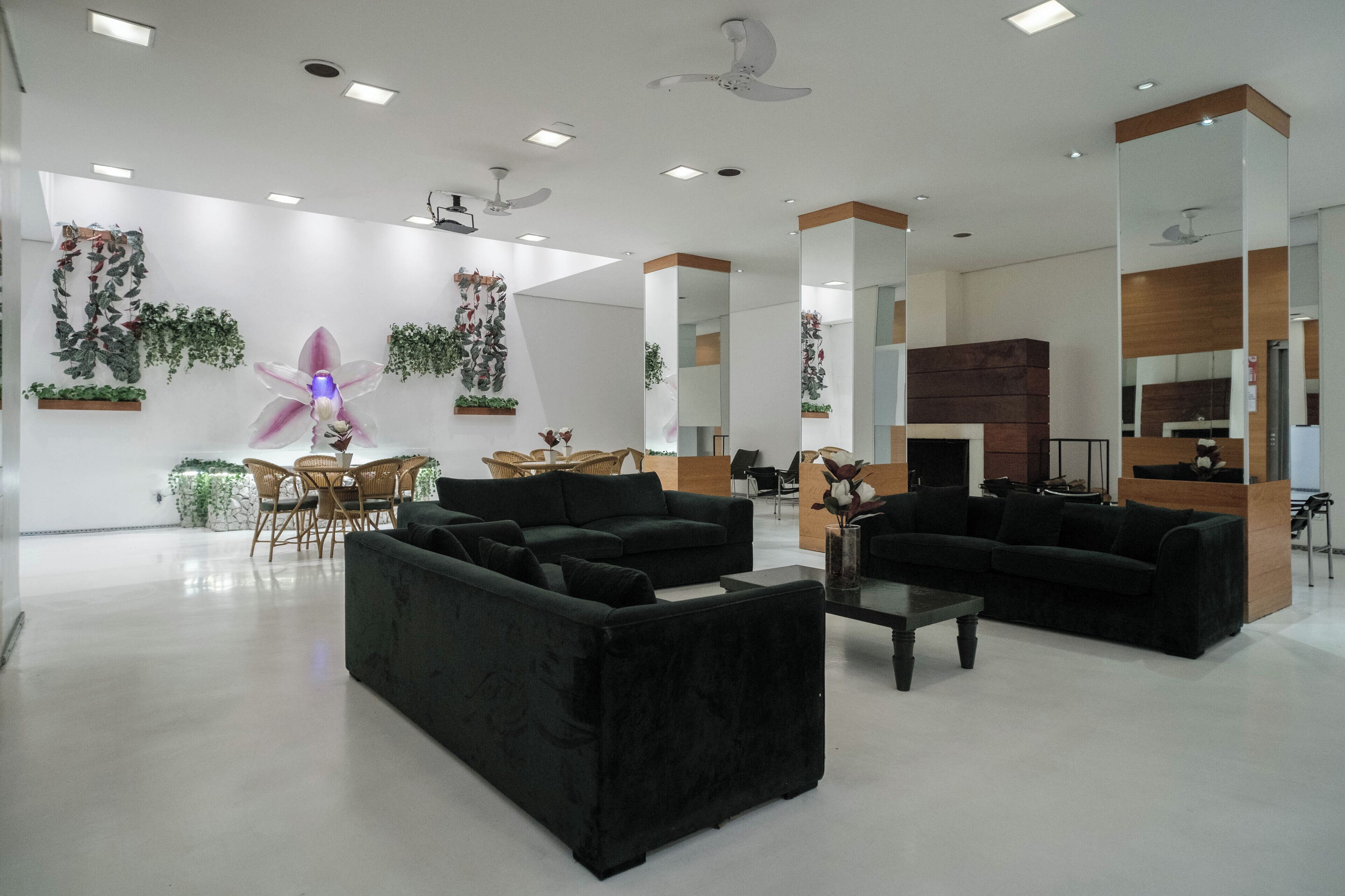 40 吋LED 電視連有線電視頻道、電視