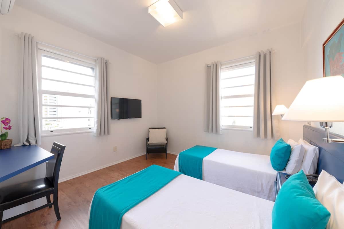 Een minibar, een kluis op de kamer, een bureau, verduisterende gordijnen