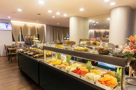 Breakfast served . Hotel Normandie - by Easy Hotels