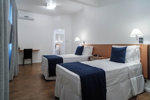 Habitación cuádruple | Minibar, caja de seguridad en la habitación y escritorio