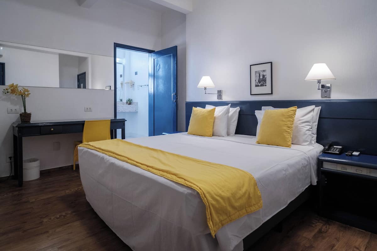 Tweepersoonskamer, 1 tweepersoonsbed | Een minibar, een kluis op de kamer, een bureau, verduisterende gordijnen
