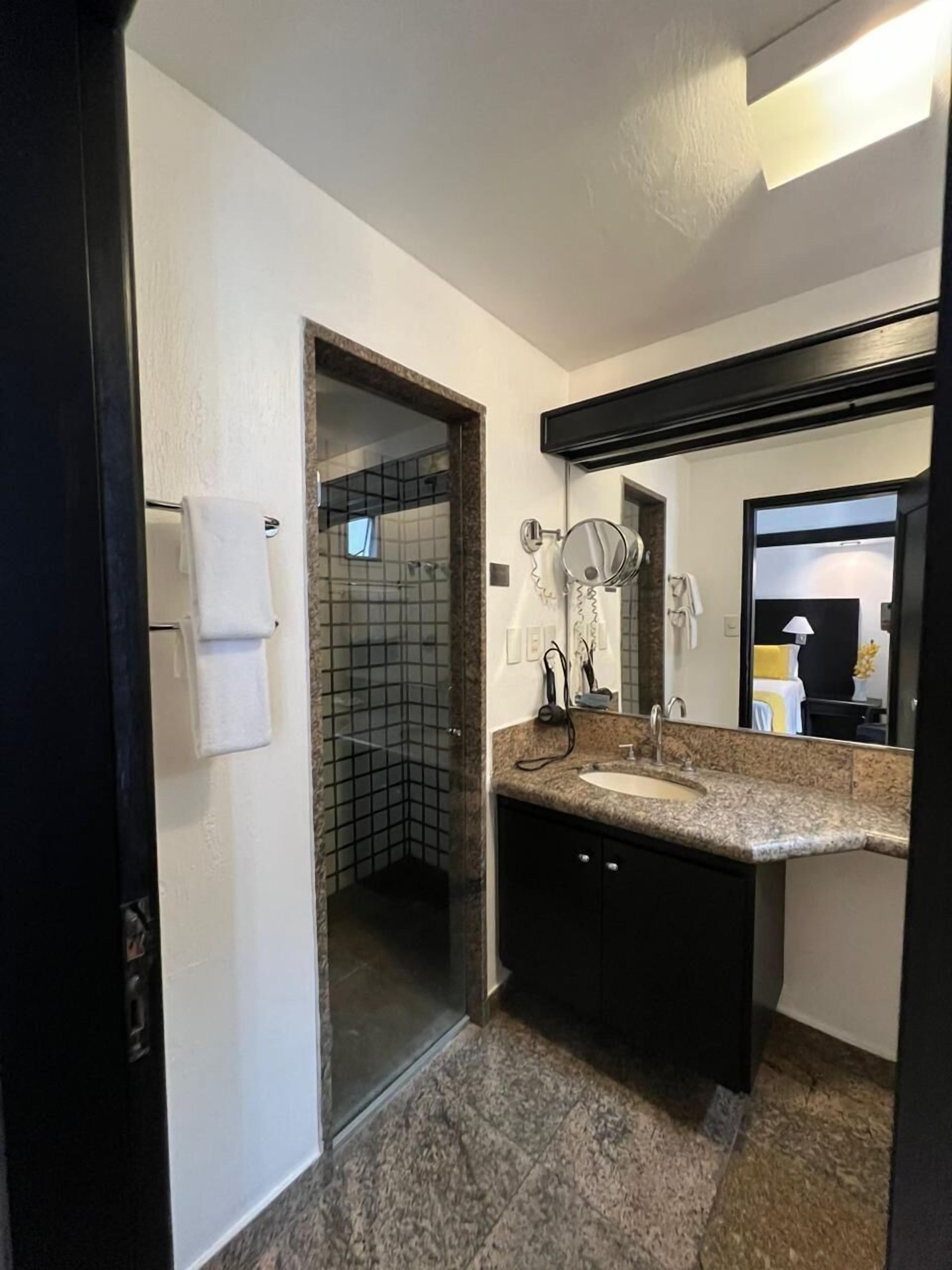 套房, 1 張特大雙人床 | 浴室 | 淋浴設備、雨淋花灑、免費梳洗用品、風筒