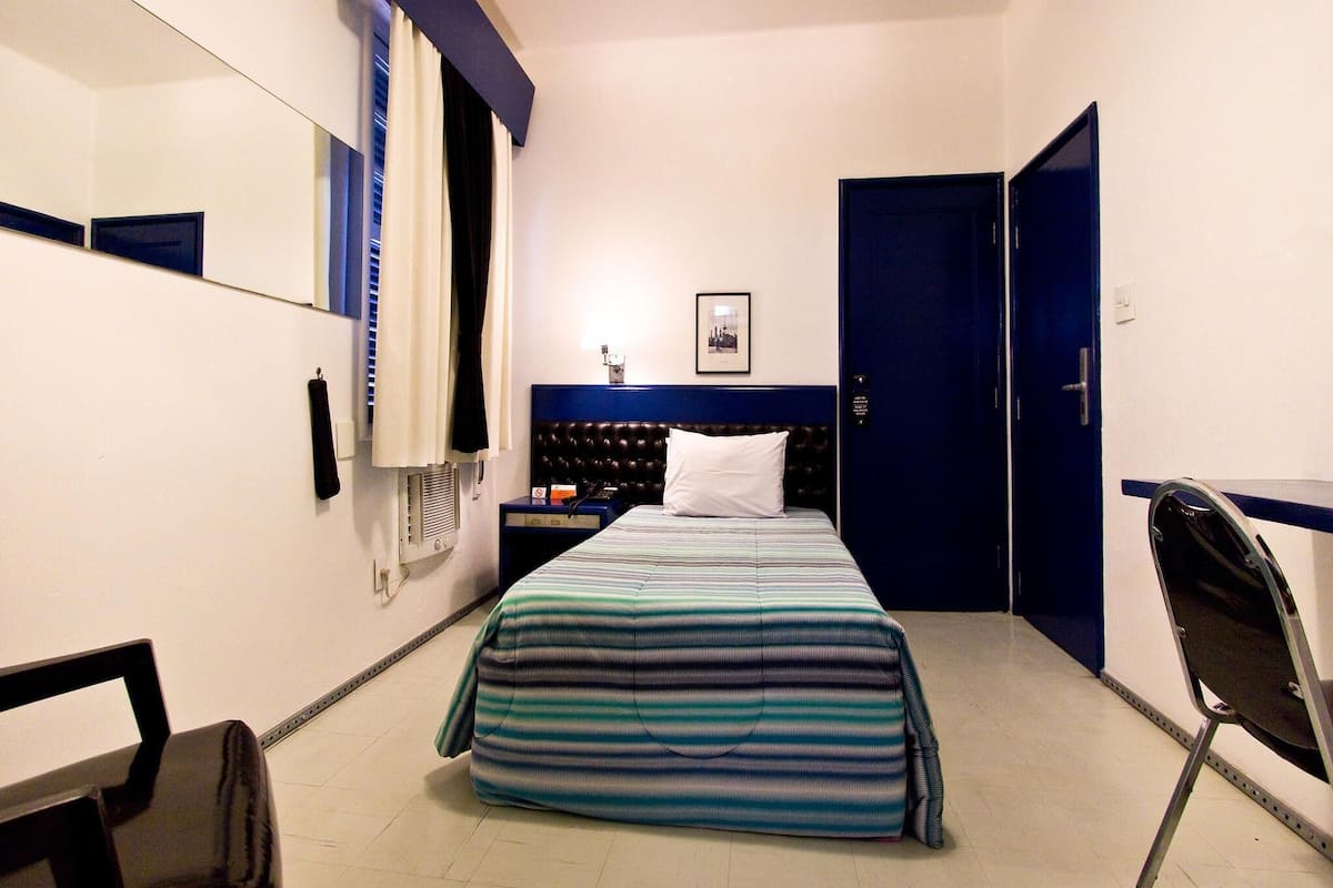 Een minibar, een kluis op de kamer, een bureau, verduisterende gordijnen