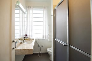 Habitación triple | Baño | Regadera, regadera tipo lluvia, amenidades de baño gratuitas